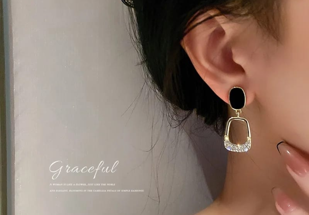 Black & Gold Geometric Drop Earrings – Chic Minimal Glam