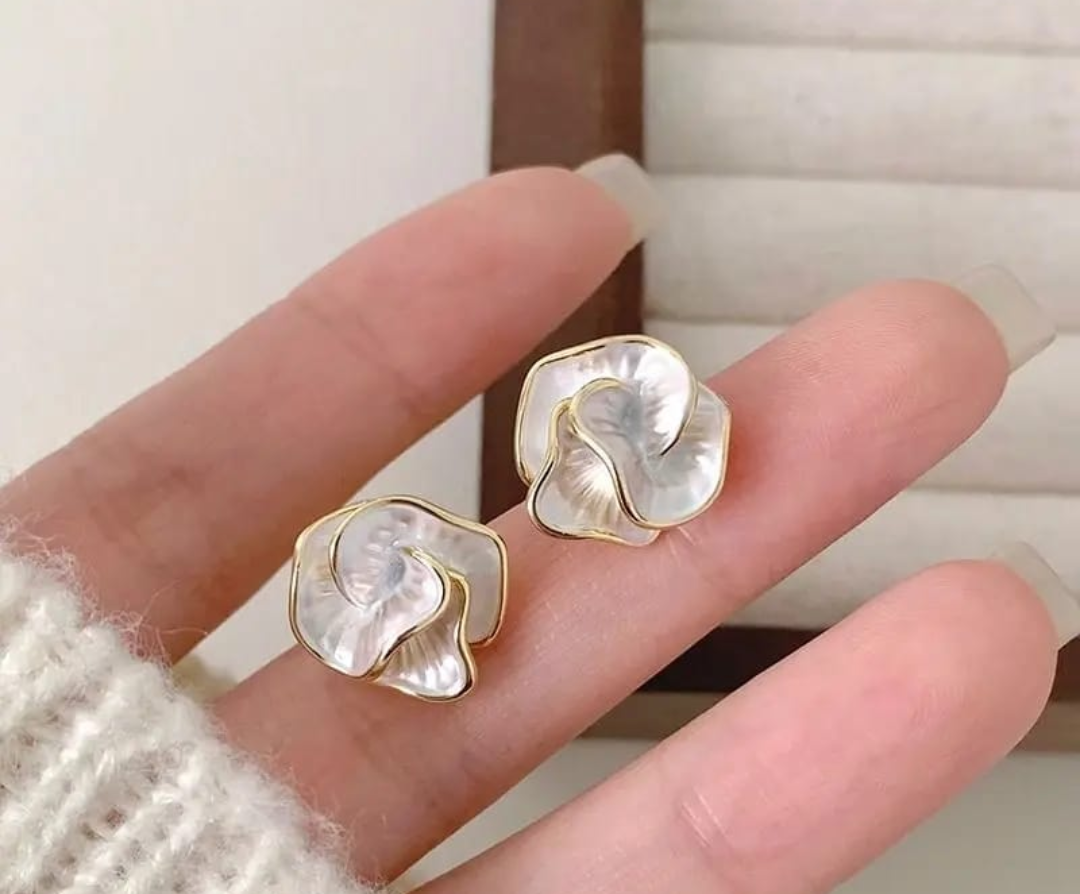 ✨ Elegant Sculpted Shell Stud Earrings