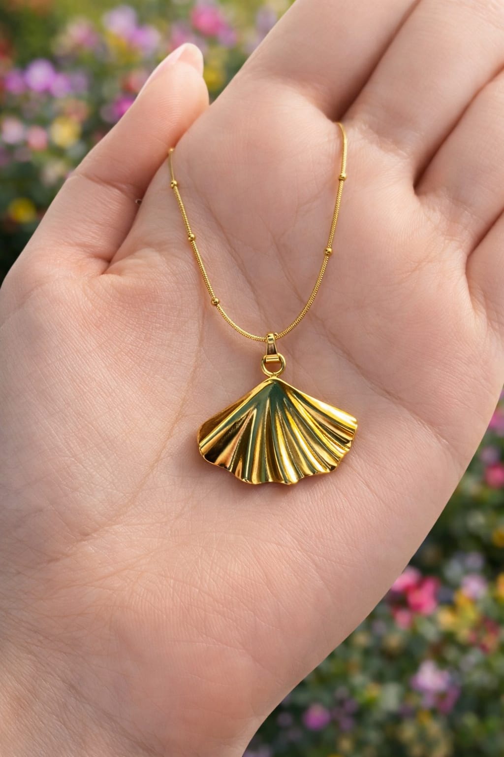Elegant Gold Fan Shell Pendant Necklace