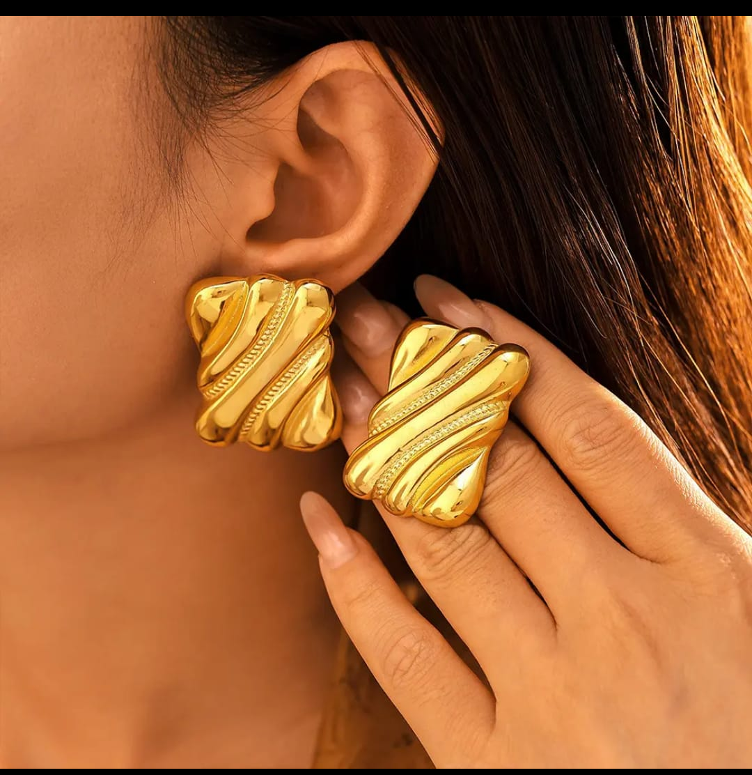 Sculpted Wave Gold Statement Studs – Bold Vintage Glam