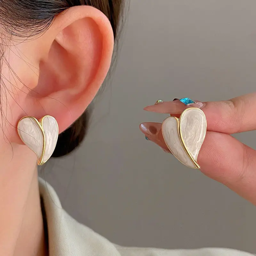 Elegant Heart-Shaped Pearl Enamel Stud Earrings – Gold Tone