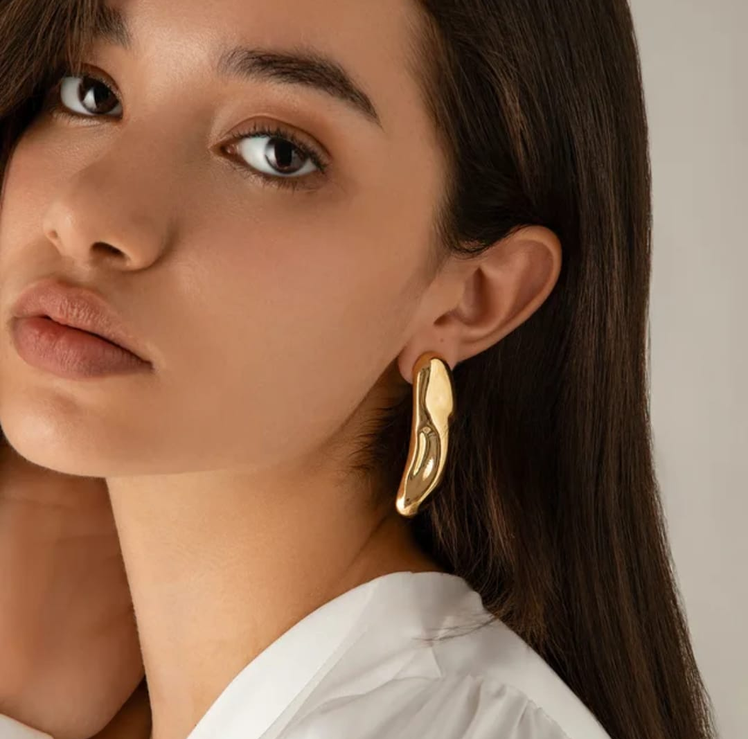 Sculpted Gold Wave Earrings – Modern Minimal Statement