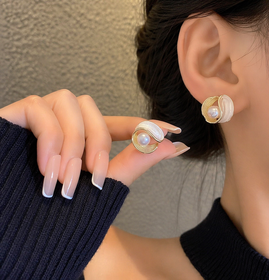 🤍 Elegant Pearl Shell Stud Earrings