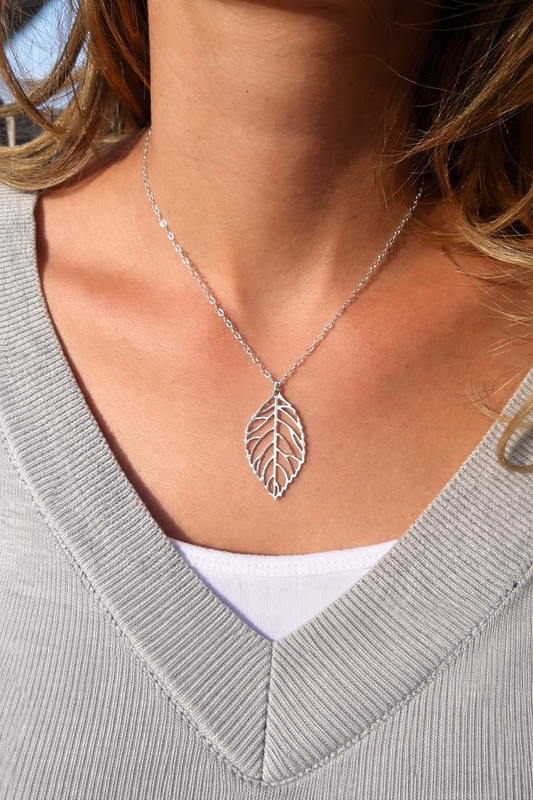 Elegant Leaf Cutout Pendant Necklace
