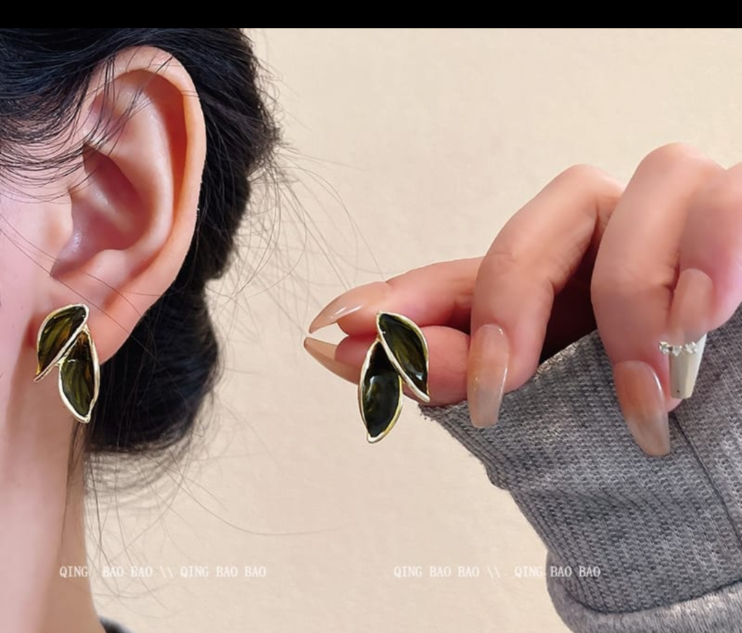 Elegant Leaf Studd Earring
