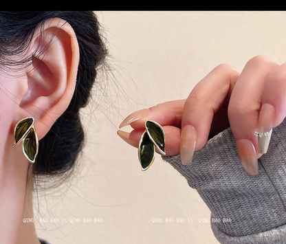 Elegant Leaf Studd Earring