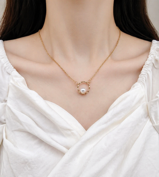 Elegant Pearl Circle Pendant Necklace