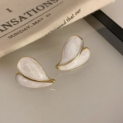 Elegant Heart-Shaped Pearl Enamel Stud Earrings – Gold Tone