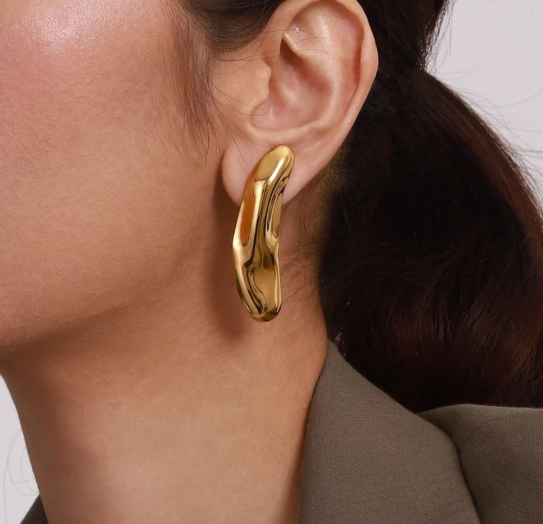 Sculpted Gold Wave Earrings – Modern Minimal Statement