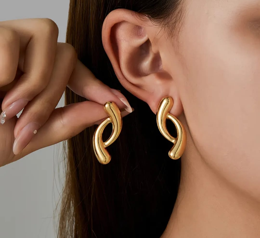 Twisted Gold Loop Earrings – Modern Sculptural Style