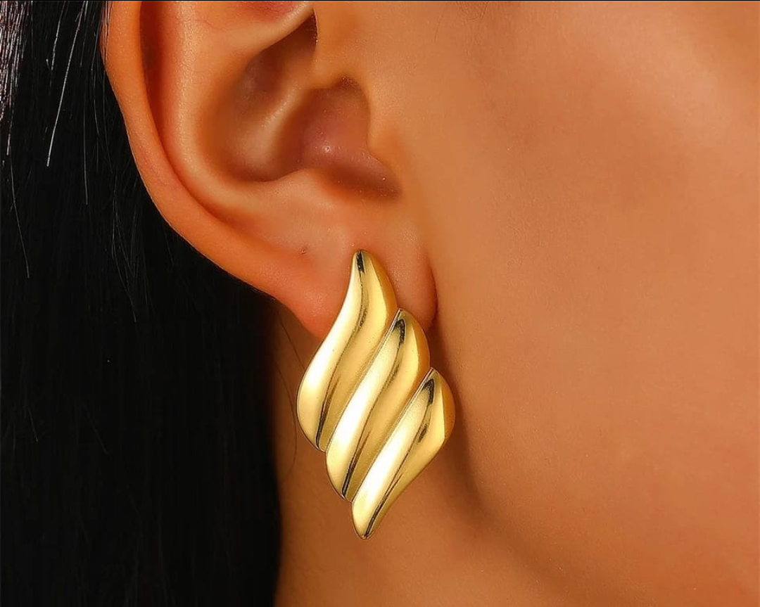 Gold Twisted Shell Drop Earrings – Sculptural Shine