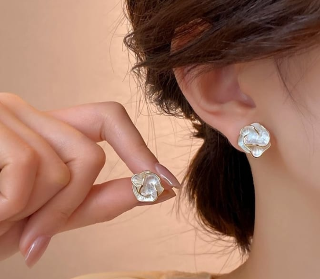 ✨ Elegant Sculpted Shell Stud Earrings