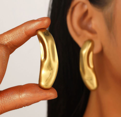 Sculpted Gold Wave Earrings – Modern Minimal Statement