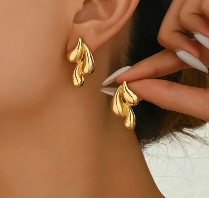 Gold Flame Drop Earrings – Fluid Elegance