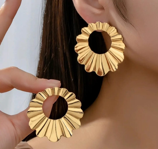 Sunburst Gold Hollow Statement Earrings – Bold & Radiant