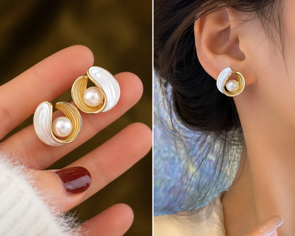 🤍 Elegant Pearl Shell Stud Earrings