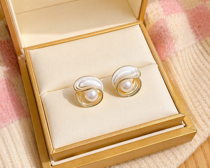 🤍 Elegant Pearl Shell Stud Earrings