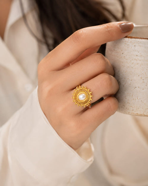 Gold-Tone Pearl Sunburst Statement Ring – Elegant Vintage-Inspired Ring