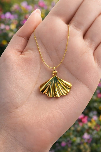 Elegant Gold Fan Shell Pendant Necklace