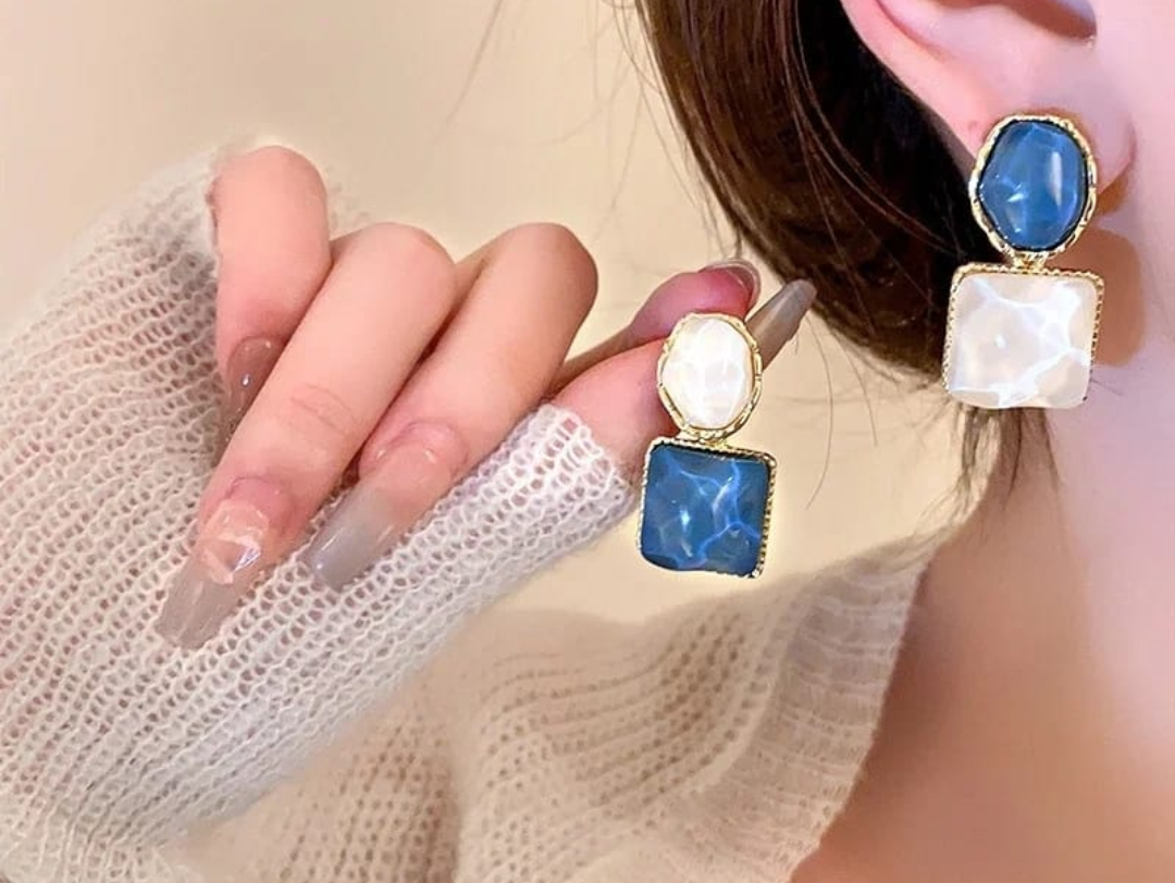 Dual-Tone Stone Drop Earrings – Chic Contemporary Elegance